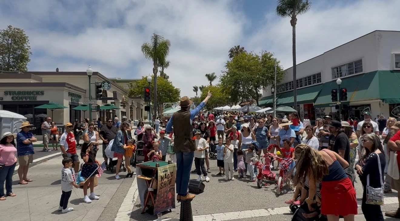 Jeff Thomson commanding a street festival audience